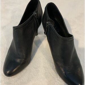 Vince Camuto size 6 Black booties